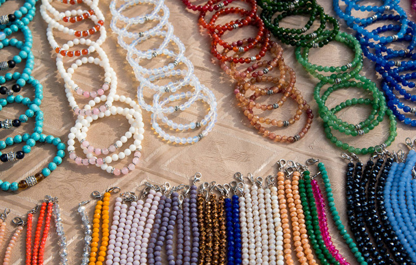  Bracelets faits main et chaînes de cou pour la vente
 - Photo, image