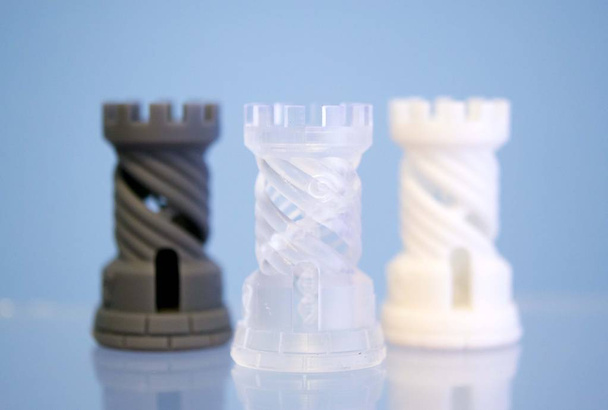 Фотополимер трех объектов, отпечатанный на 3D-принтере. - Фото, изображение