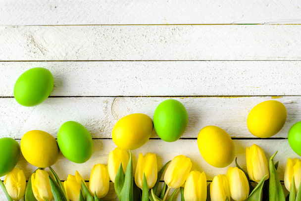 Felices huevos de Pascua, decoración festiva con huevos de colores en el nido
 - Foto, imagen