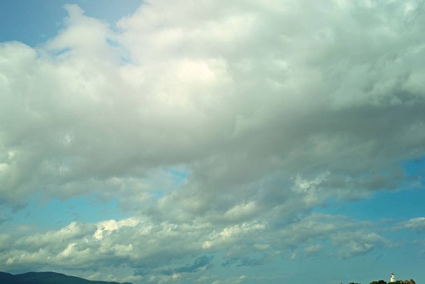 fondo natural con el cielo en tiempo nublado. Lugar para el texto
 - Foto, Imagen