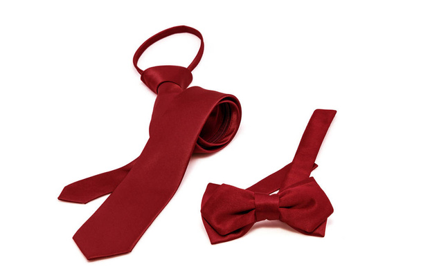 červená kravata a motýlek izolovaných na bílém pozadí. Oděvní design, doplněk tkanina, kravata elegance - Fotografie, Obrázek