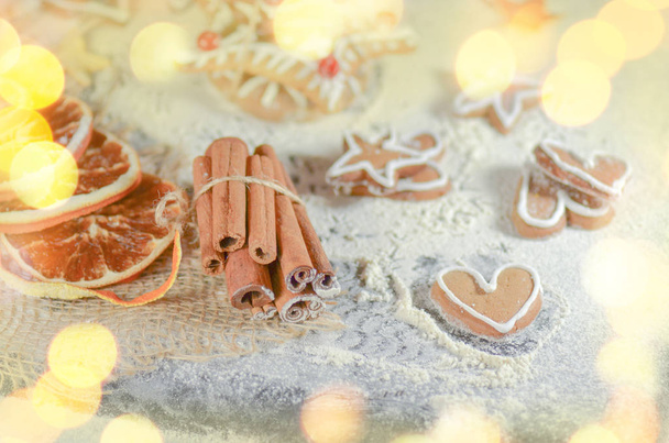 Cookies και διακόσμηση για τα Χριστούγεννα κανέλα στο ξύλινο τραπέζι. - Φωτογραφία, εικόνα