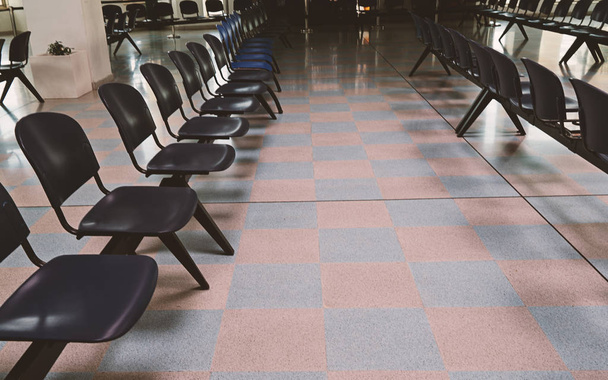 Sala de espera en la estación de tren con sillas vacías
 - Foto, Imagen
