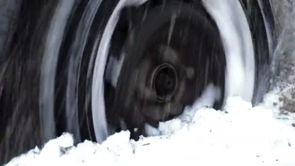 Auto kwam vast te zitten in de diepe sneeuw - Video