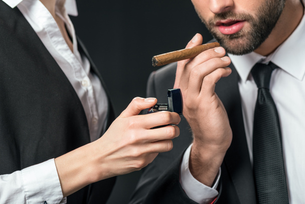 обрезанный вид секретаря молнии сигары для босса, изолированные на черный
 - Фото, изображение