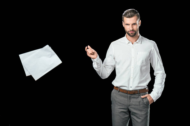 guapo hombre de negocios en camisa blanca arrojando documentos, aislado en negro
 - Foto, Imagen