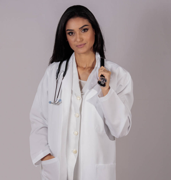 Bir stetoskop ve bir beyaz üniformalı kadın klinisyen. - Fotoğraf, Görsel