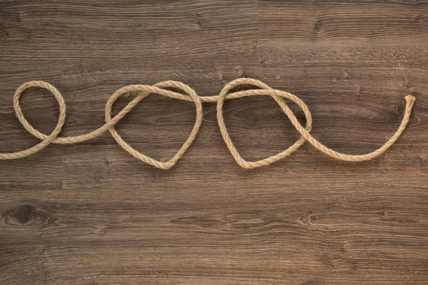 Duas cordas de coração unidas a um nó
  - Foto, Imagem