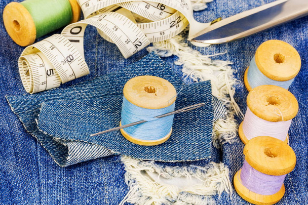 Катушки с иголкой на джинсовой ткани
 - Фото, изображение