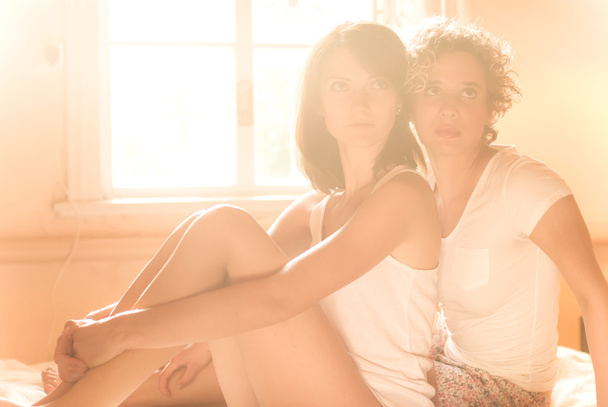 dwa piękne młode kobiety w łóżku Piżama party - Zdjęcie, obraz