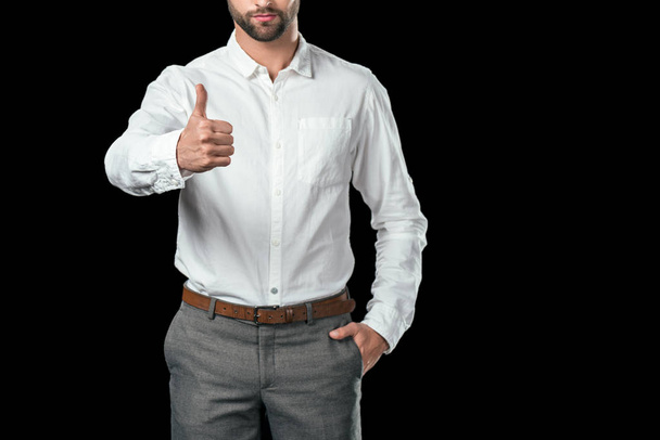 oříznutý pohled podnikatel v bílé košili ukazuje palcem nahoru, izolované na černé - Fotografie, Obrázek