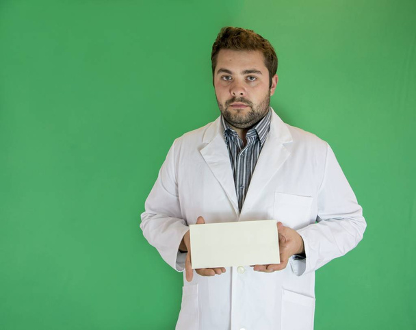 Νεαρός γιατρός με φάκελο - Φωτογραφία, εικόνα