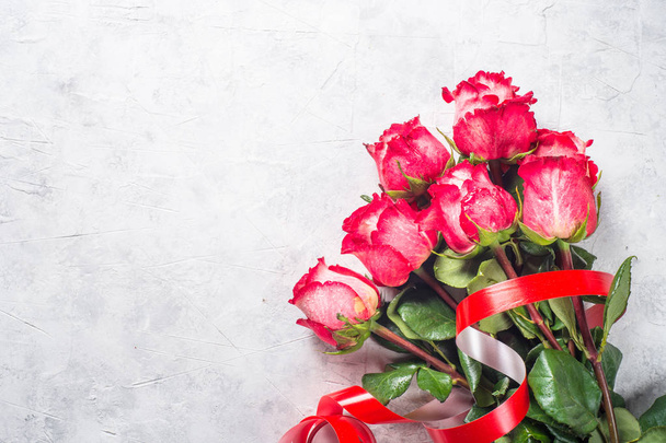 Ramo de flores de rosa roja en la mesa de piedra
. - Foto, Imagen