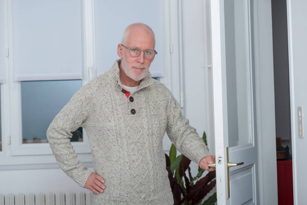 retrato de homem de meia-idade com barba e óculos
 - Foto, Imagem