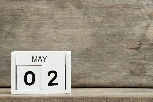 Weißer Blockkalender präsentiert Datum 2 und Monat Mai auf Holzhintergrund - Foto, Bild