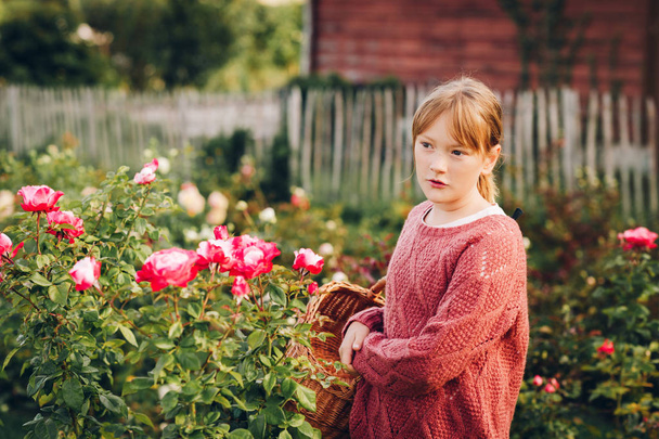Kislány játszott gyönyörű rózsakert - Fotó, kép