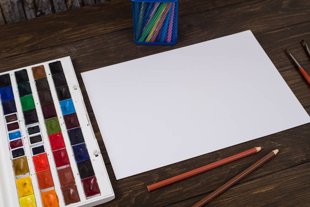 Farby, ołówki i szczotki na drewnianą podłogę. Wstępne przetwarzanie obrazu - Zdjęcie, obraz