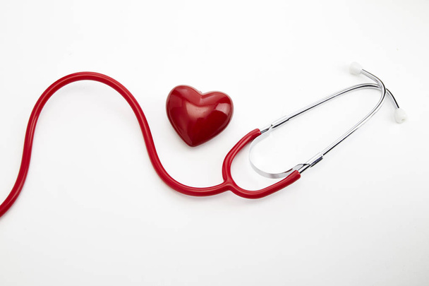 Estetoscopio rojo con corazón rojo y fondo blanco médico, Concepto de amor mínimo y salud
 - Foto, Imagen