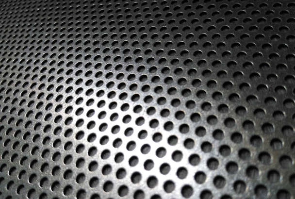 Chapa de acero perforada, placa de hierro perforada en el fondo de la máquina
. - Foto, imagen
