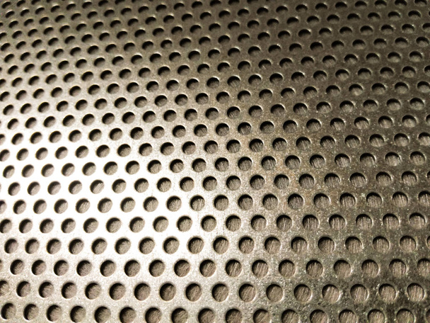 Chapa de aço perfurada, placa de ferro perfurada no fundo da máquina
. - Foto, Imagem
