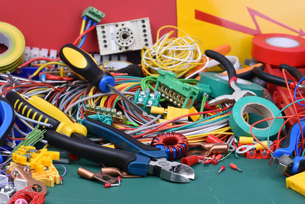 Jeu d'outils utilisés dans les installations électriques
 - Photo, image