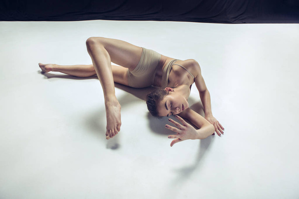 Young teen dancer ion white floor background. - Foto, Imagem