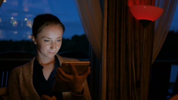 Mulher usando dispositivo de computador tablet digital no café
 - Filmagem, Vídeo