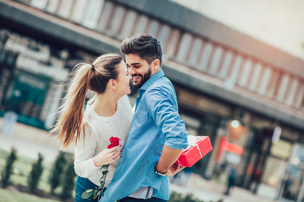 Romantický muž dávat květiny a dárkové krabice s ženou pro valentinky den - Fotografie, Obrázek