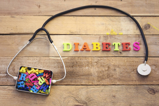 concetto di diabete, stetoscopio cardiaco e lettere colorate in scatola di metallo
 - Foto, immagini
