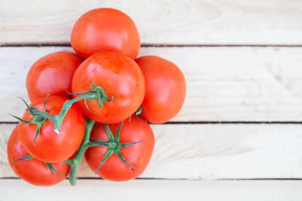 Rote Gruppe Tomaten auf Holz - Foto, Bild