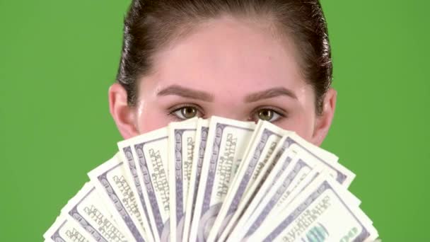 Νικητής κατέχει πολλά χρήματα στα χέρια της. Πράσινη οθόνη. Κοντινό πλάνο - Πλάνα, βίντεο