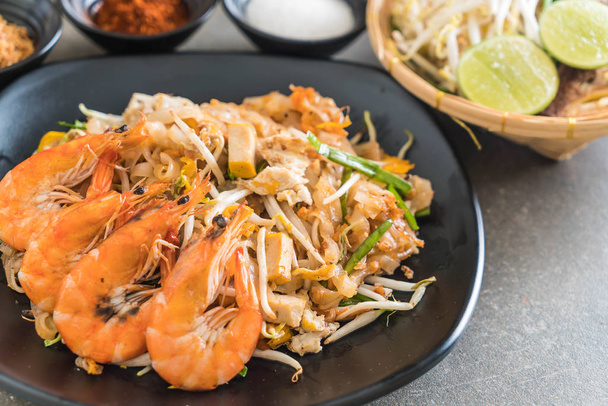 Thai Fried Noodles "Pad Thai" with shrimps  - Foto, immagini