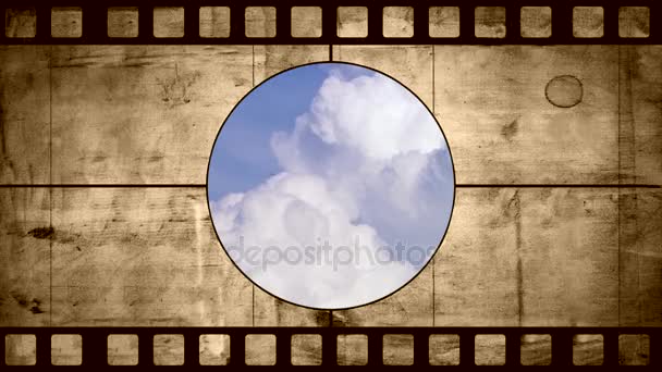 Κινούμενα σχέδια των παλαιών αρνητικές ταινία με το μπλε του ουρανού με σύννεφα timelapse. Λευκό μεγάλο σύννεφο στο μπλε του ουρανού. ένα μεγάλο και αφράτο cumulonimbus σύννεφο στο μπλε του ουρανού. Άκρη του ένα μεγάλο λευκό σύννεφο timelapse - Πλάνα, βίντεο