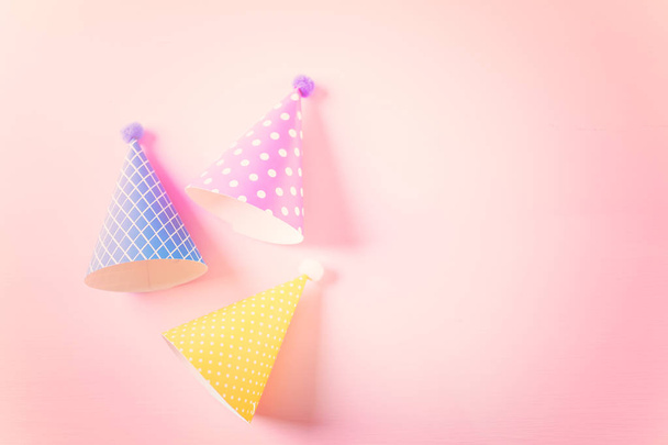 Chapéus coloridos para festas
 - Foto, Imagem