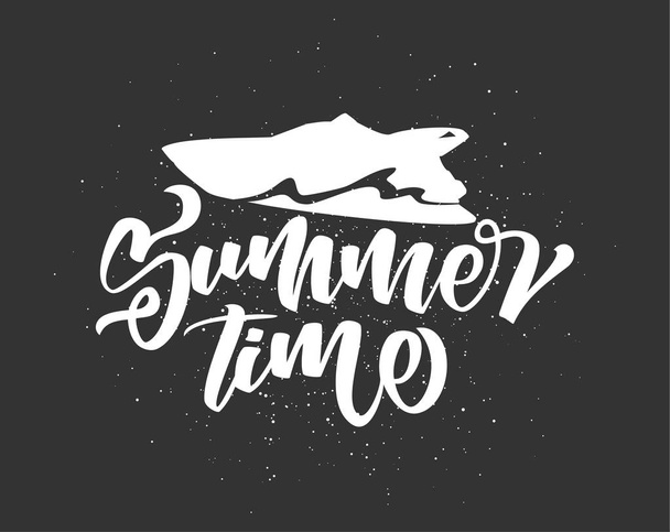 Brush lettering of Summer Time with silhouette of yacht on dark background - Vecteur, image