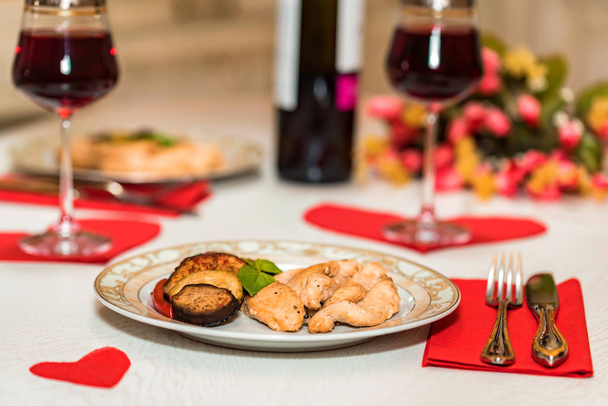 ワイン、肉、花を持つ 2 つのロマンチックなディナー - 写真・画像