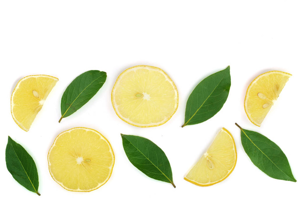 лимон с листьями и ломтиками изолированы на белом фоне с копированием пространства для текста. Плоский, вид сверху
 - Фото, изображение