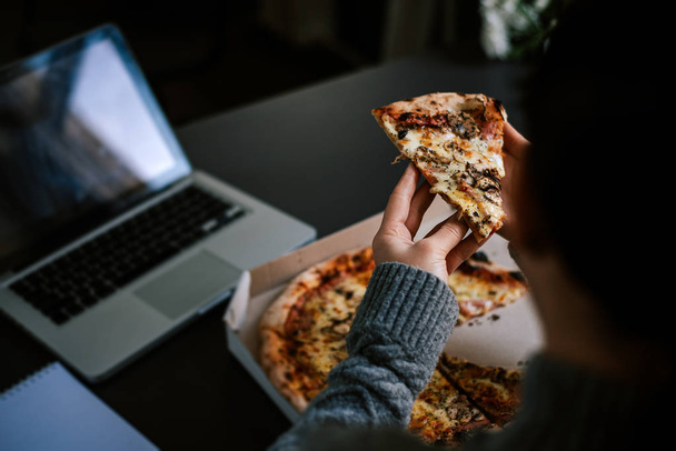 Eating pizza and social networking  - Fotoğraf, Görsel