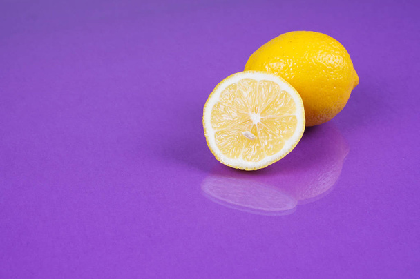 Citron na fialovém pozadí - Fotografie, Obrázek