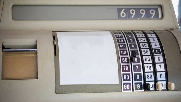 Oude antieke kassier machine in vintage supermarkt of coffeeshop. Oude vintage rekenmachine voor business banking concept. - Foto, afbeelding