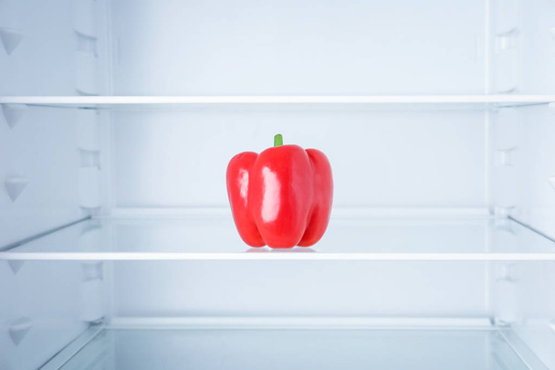 Fresh bell pepper in empty refrigerator - Valokuva, kuva