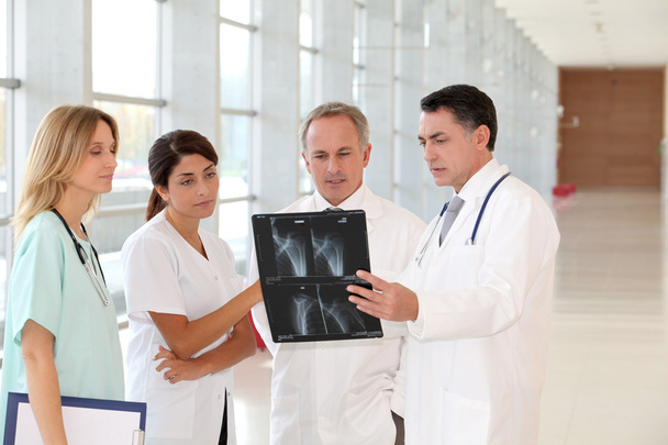 Groupe de médecins et d'infirmières qui examinent les rayons X
 - Photo, image