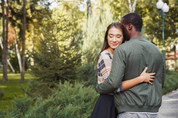 Ευτυχισμένο ζευγάρι αγκάλιασμα στο πάρκο αντίγραφο χώρου - Φωτογραφία, εικόνα