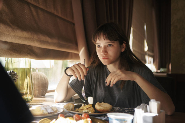 nyári szép mosolygó lány ül a café lemez portréja. Vegetáriánus. Eszik ebédre egy kávézóban. - Fotó, kép