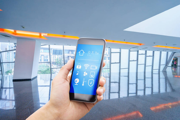 Smartphone met slimme huis en moderne corridor - Foto, afbeelding