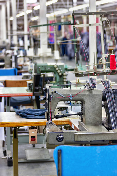 Tekstiiliteollisuuden tehdas Gaboronessa, Botswanassa, Afrikassa, teollisuuden ompelukoneet, joustavat koneet
, - Valokuva, kuva