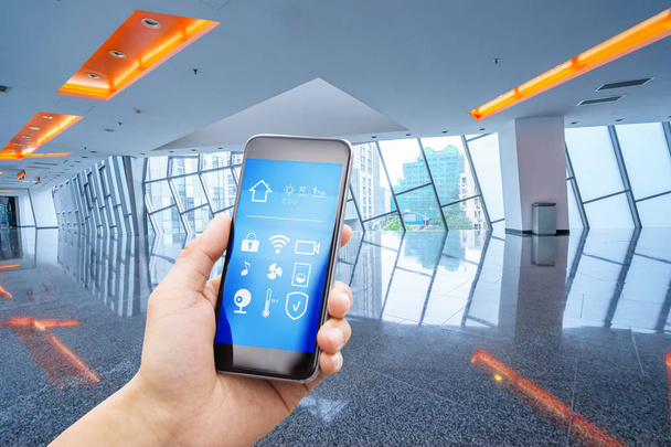 smartphone com casa inteligente e corredor moderno
 - Foto, Imagem