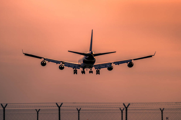 Avião aterrissando ao pôr do sol - Foto, Imagem