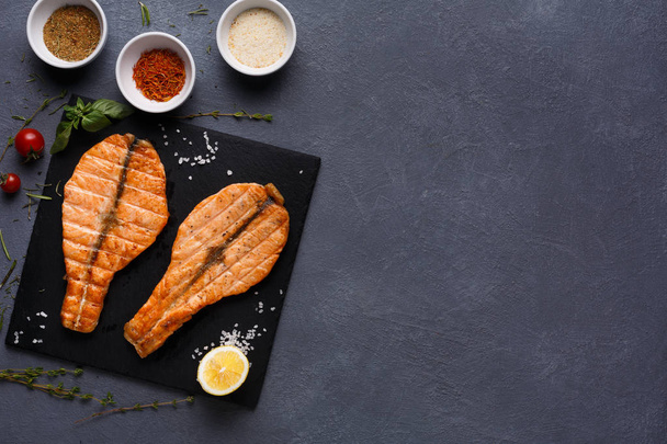 Сочное филе из лосося, приготовленное на гриле
 - Фото, изображение
