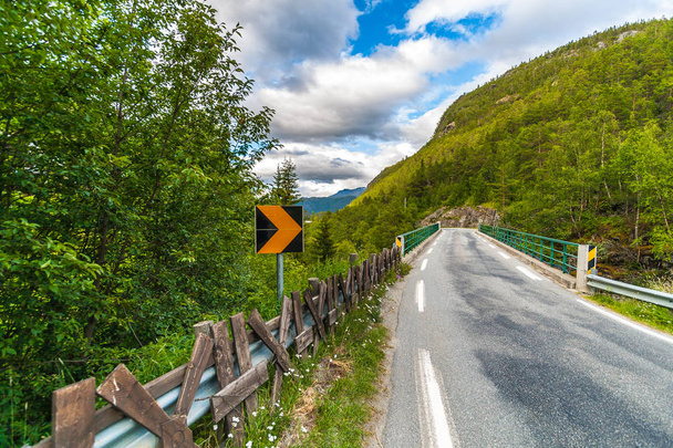 Strada statale numero 55 in Norvegia in estate
 - Foto, immagini